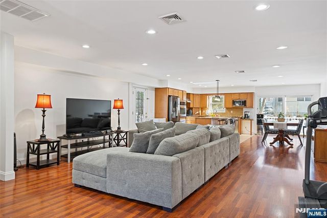 4 Harlow Crescent, Fair Lawn, NJ 07410