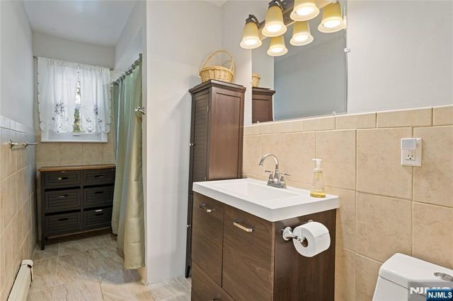 4 Harlow Crescent, Fair Lawn, NJ 07410