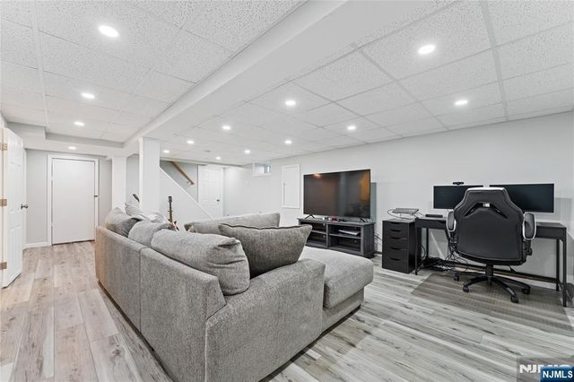 4 Harlow Crescent, Fair Lawn, NJ 07410