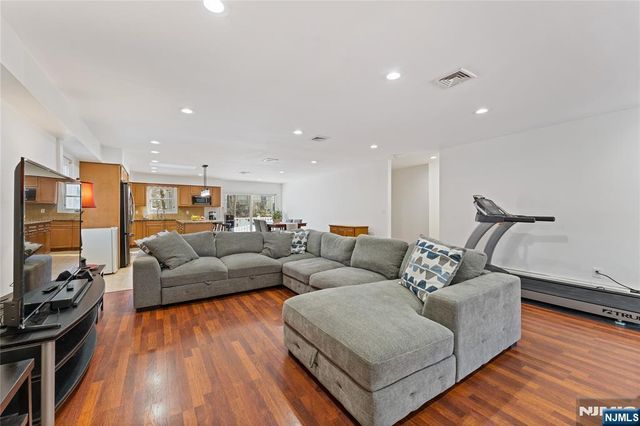 4 Harlow Crescent, Fair Lawn, NJ 07410