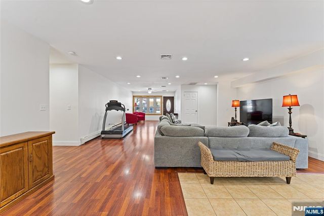 4 Harlow Crescent, Fair Lawn, NJ 07410