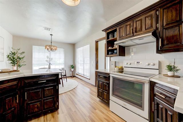 1002 S Pine Street, Guthrie, OK 73044