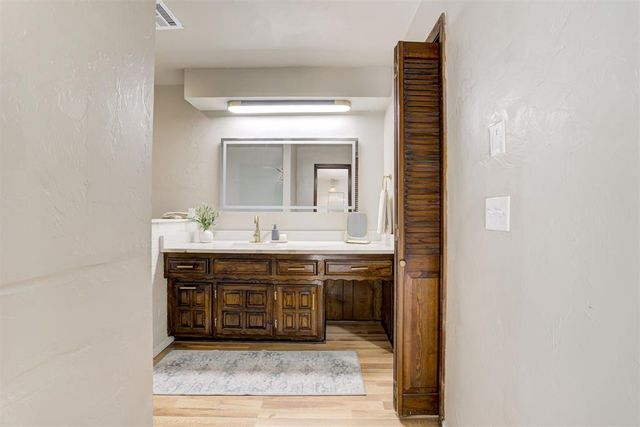 1002 S Pine Street, Guthrie, OK 73044