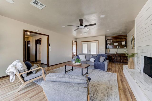 1002 S Pine Street, Guthrie, OK 73044