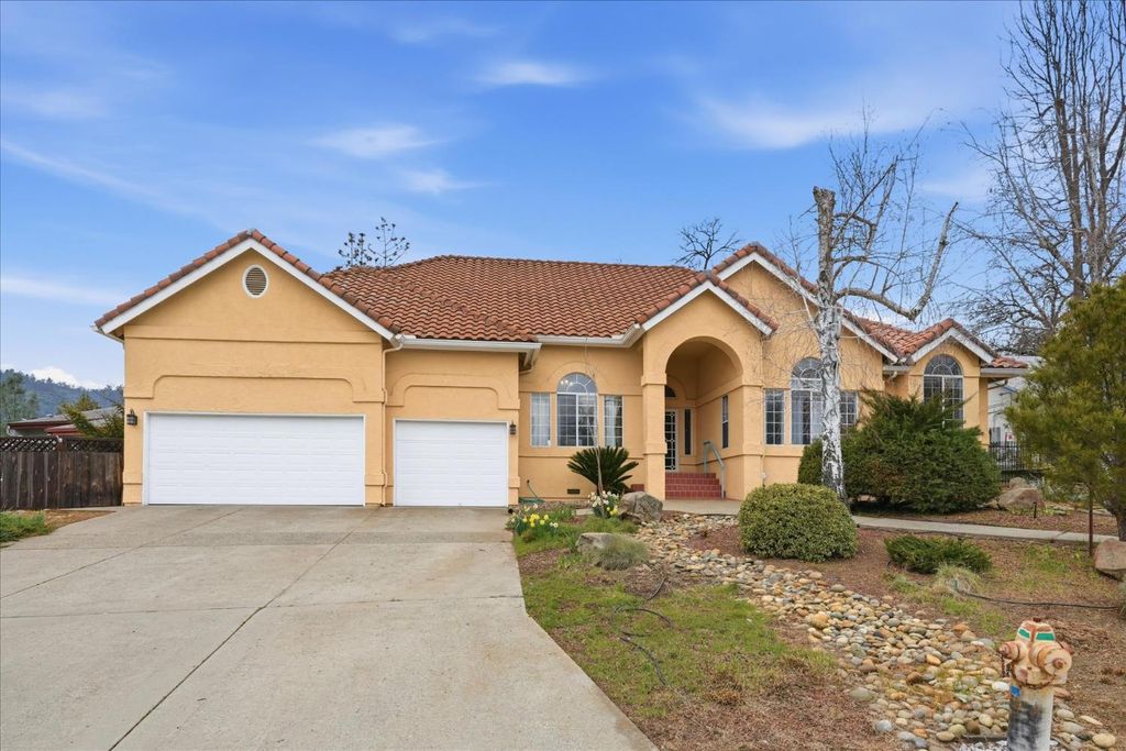 Image 1 of property listing at 40484 Goldside Drive, Oakhurst, CA 93644