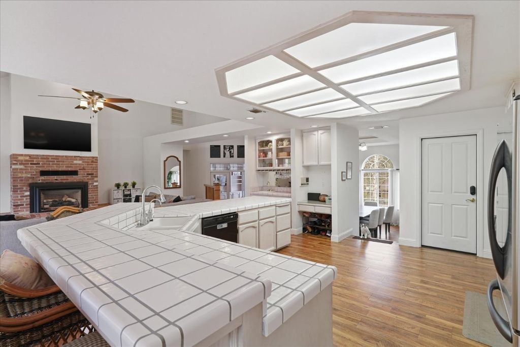 Image 12 of property listing at 40484 Goldside Drive, Oakhurst, CA 93644