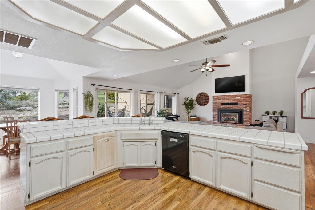 Image 15 of property listing at 40484 Goldside Drive, Oakhurst, CA 93644