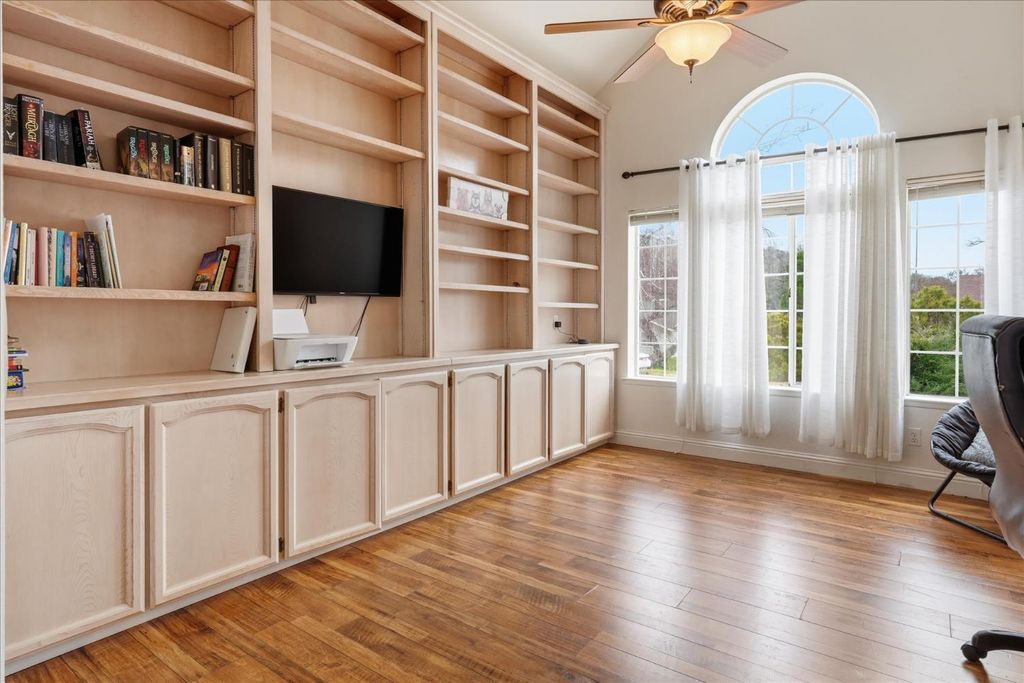 Image 23 of property listing at 40484 Goldside Drive, Oakhurst, CA 93644