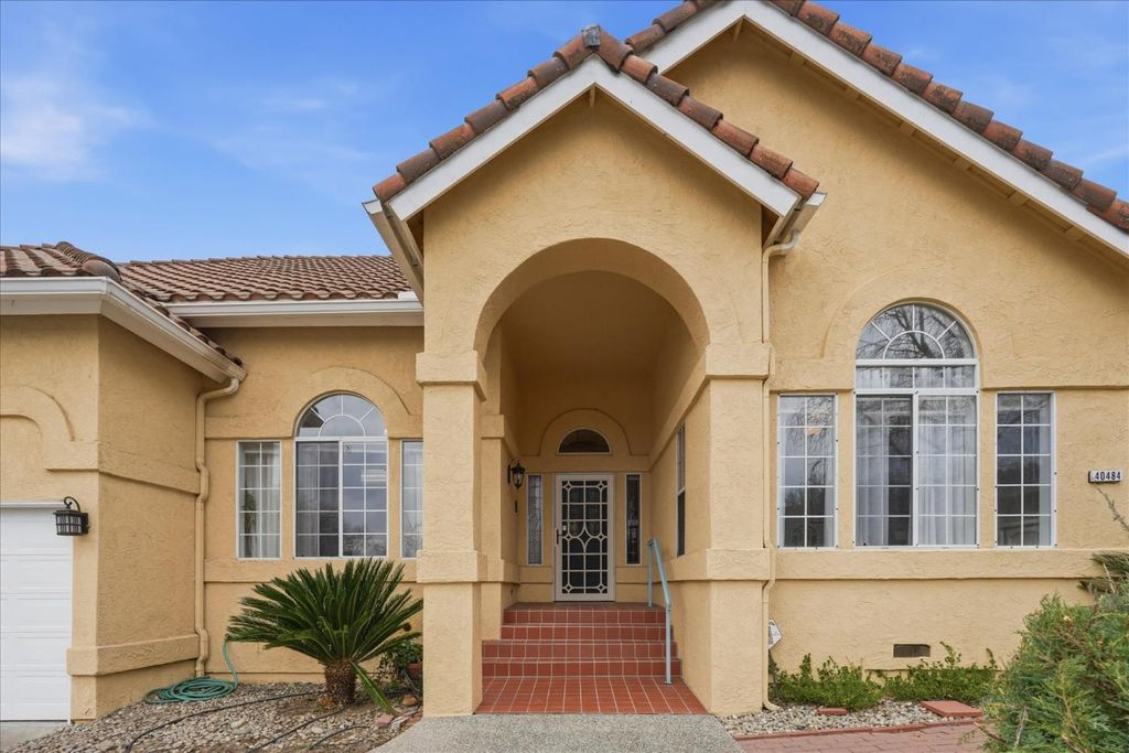 Image 3 of property listing at 40484 Goldside Drive, Oakhurst, CA 93644