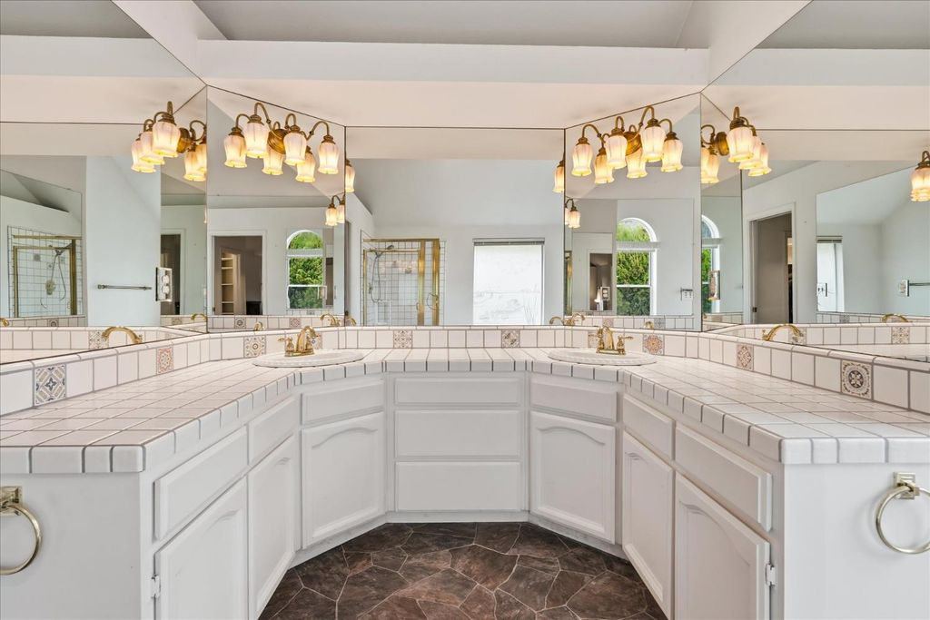 Image 34 of property listing at 40484 Goldside Drive, Oakhurst, CA 93644