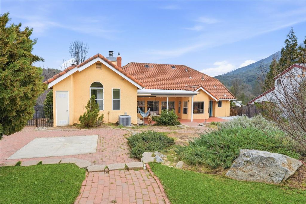 Image 41 of property listing at 40484 Goldside Drive, Oakhurst, CA 93644