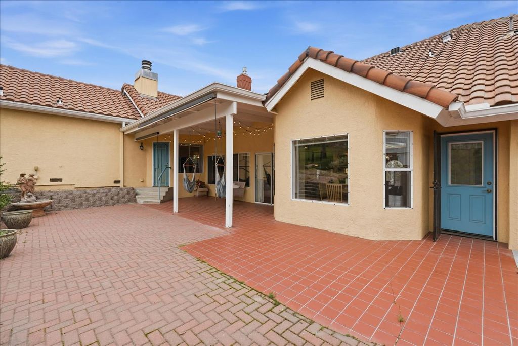 Image 42 of property listing at 40484 Goldside Drive, Oakhurst, CA 93644