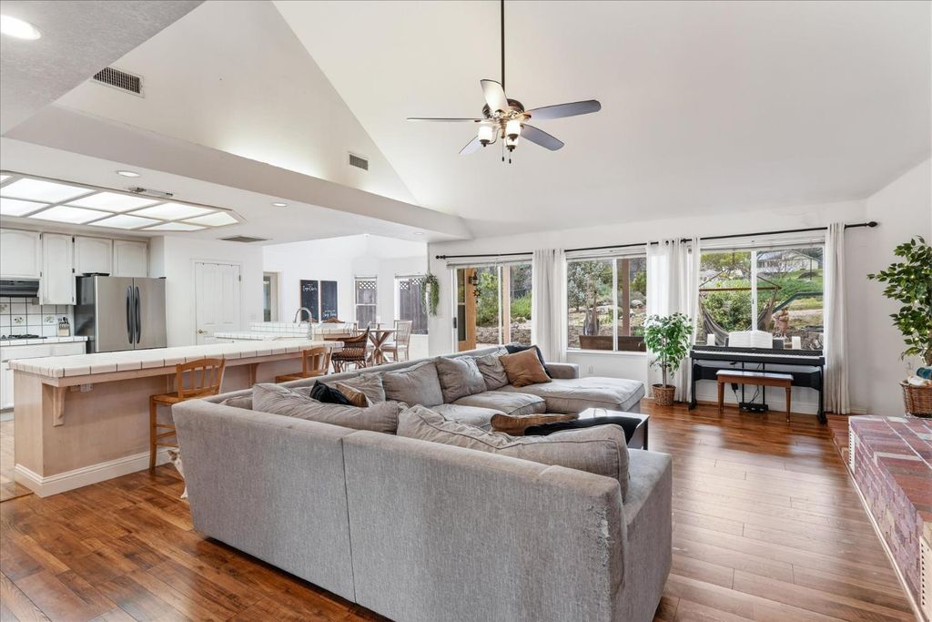 Image 5 of property listing at 40484 Goldside Drive, Oakhurst, CA 93644