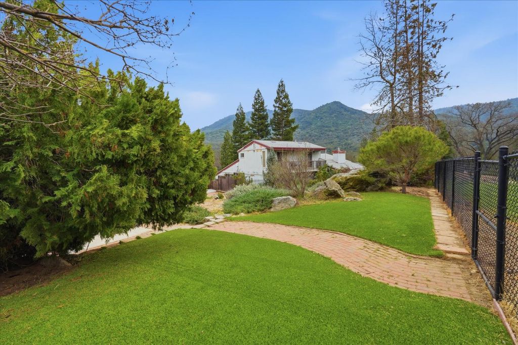 Image 50 of property listing at 40484 Goldside Drive, Oakhurst, CA 93644