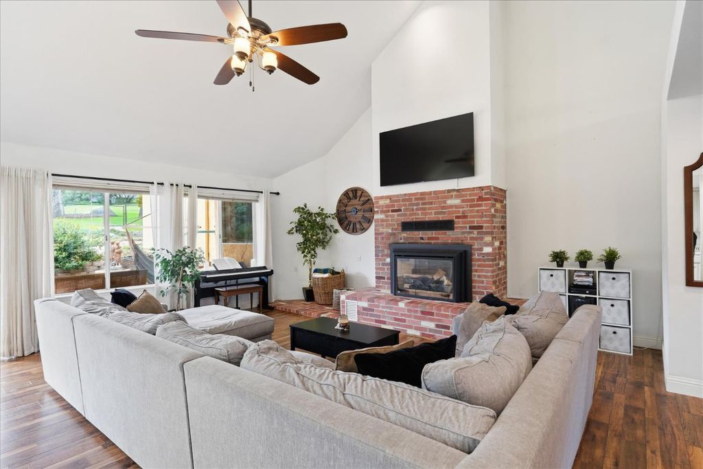 Image 6 of property listing at 40484 Goldside Drive, Oakhurst, CA 93644