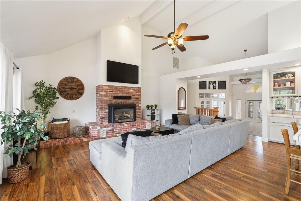 Image 7 of property listing at 40484 Goldside Drive, Oakhurst, CA 93644