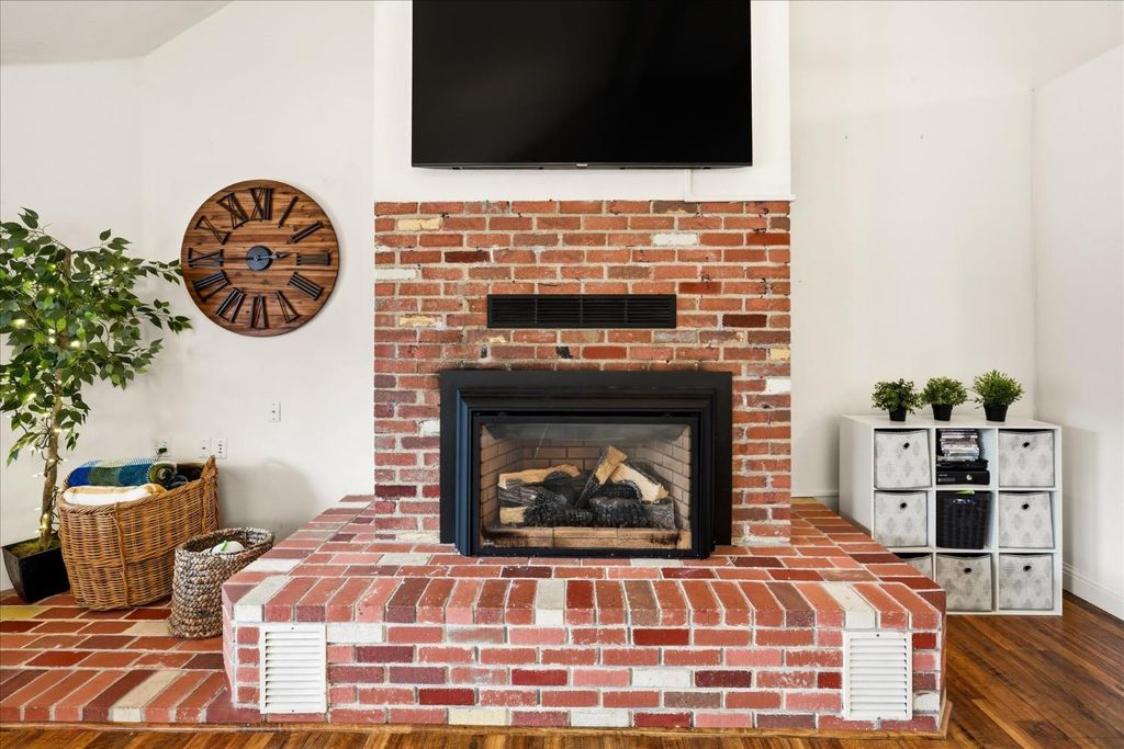 Image 8 of property listing at 40484 Goldside Drive, Oakhurst, CA 93644