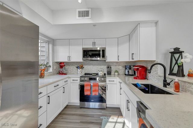 23002 Chandlers Lane, Olmsted Falls, OH 44138