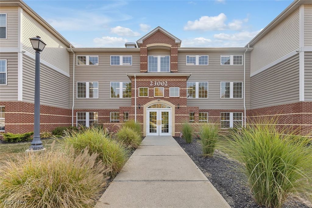 23002 Chandlers Lane, Olmsted Falls, OH 44138