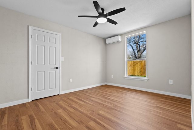 405 E 9th Street, Kemp, TX 75143