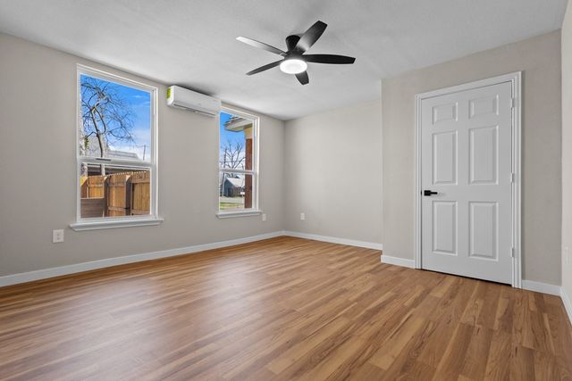 405 E 9th Street, Kemp, TX 75143