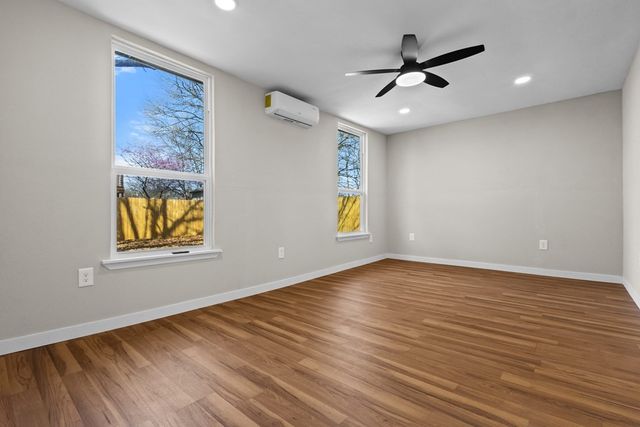 405 E 9th Street, Kemp, TX 75143