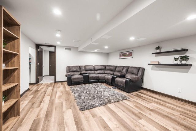 4212 W Scenic AVENUE, Mequon, WI 53092