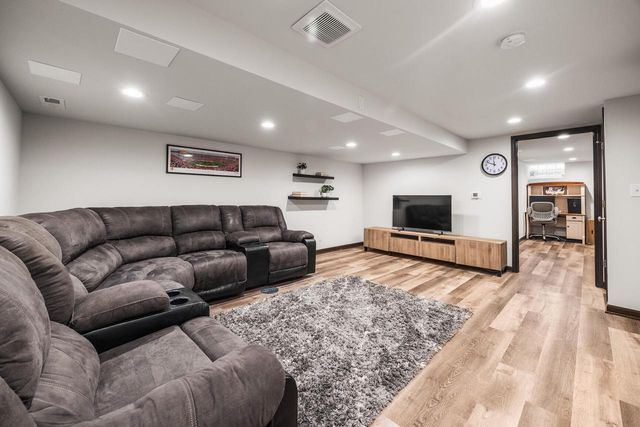 4212 W Scenic AVENUE, Mequon, WI 53092