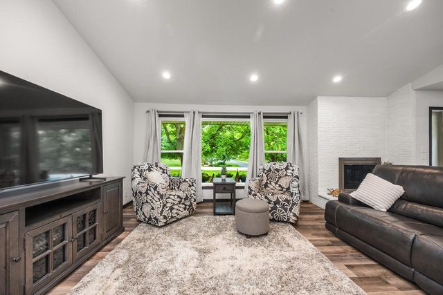 4212 W Scenic AVENUE, Mequon, WI 53092