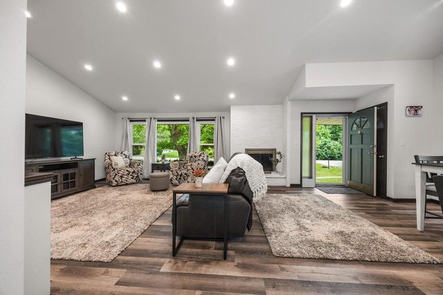 4212 W Scenic AVENUE, Mequon, WI 53092