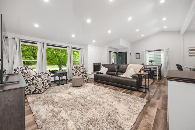 4212 W Scenic AVENUE, Mequon, WI 53092