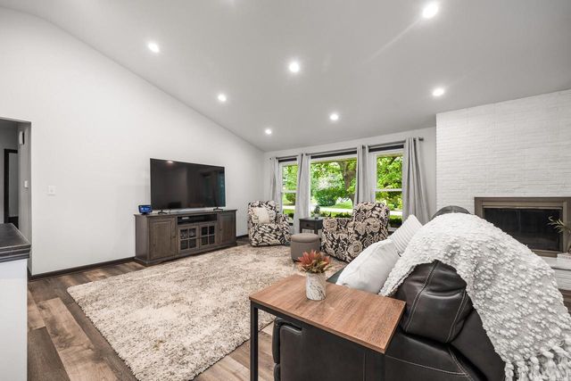 4212 W Scenic AVENUE, Mequon, WI 53092