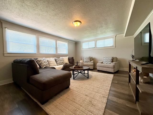 1161 23rd Street, West Des Moines, IA 50266