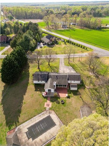 2305 Pine Meadow Drive, Kernersville, NC 27284