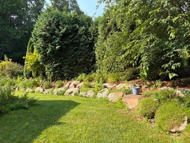 17 Atwater Pl, West Brookfield, MA 01585