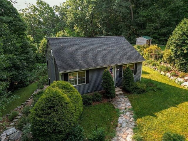 17 Atwater Pl, West Brookfield, MA 01585