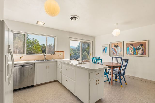 1041 Mansion Ridge Road, Santa Fe, NM 87501