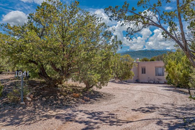 1041 Mansion Ridge Road, Santa Fe, NM 87501