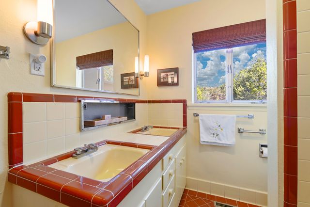 1041 Mansion Ridge Road, Santa Fe, NM 87501