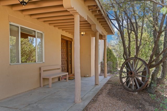 1041 Mansion Ridge Road, Santa Fe, NM 87501
