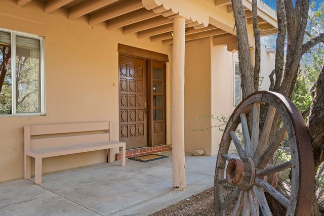 1041 Mansion Ridge Road, Santa Fe, NM 87501