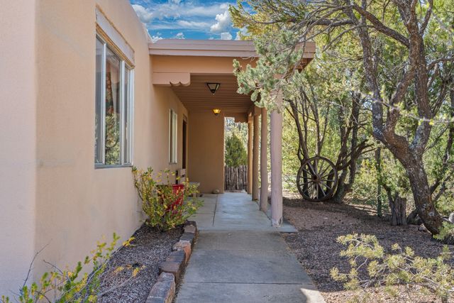 1041 Mansion Ridge Road, Santa Fe, NM 87501