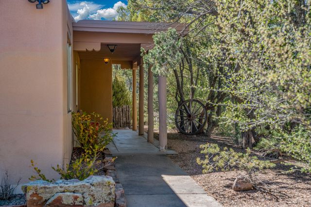 1041 Mansion Ridge Road, Santa Fe, NM 87501