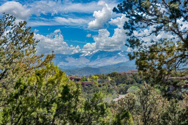 1041 Mansion Ridge Road, Santa Fe, NM 87501