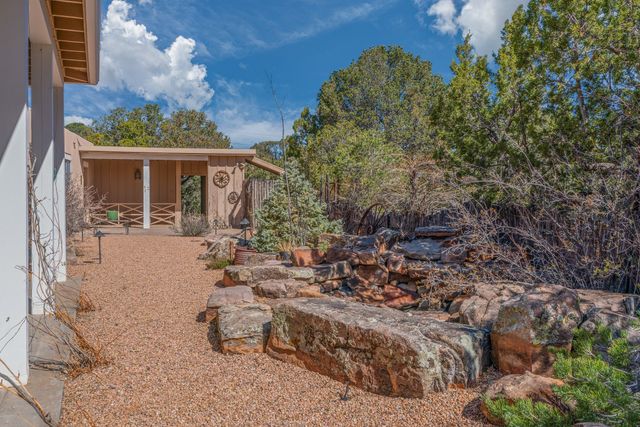 1041 Mansion Ridge Road, Santa Fe, NM 87501
