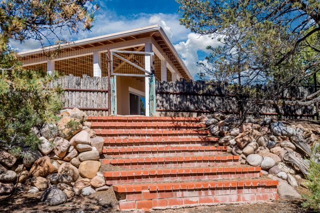 1041 Mansion Ridge Road, Santa Fe, NM 87501
