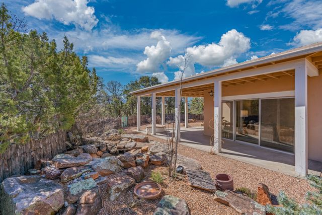 1041 Mansion Ridge Road, Santa Fe, NM 87501