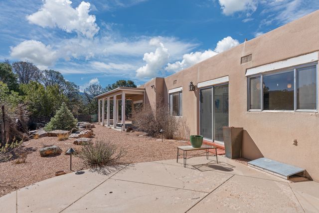1041 Mansion Ridge Road, Santa Fe, NM 87501