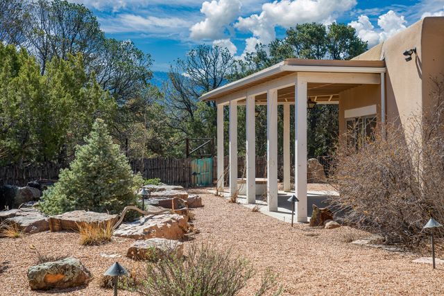 1041 Mansion Ridge Road, Santa Fe, NM 87501