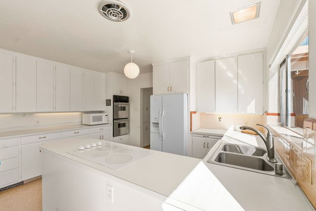 1041 Mansion Ridge Road, Santa Fe, NM 87501